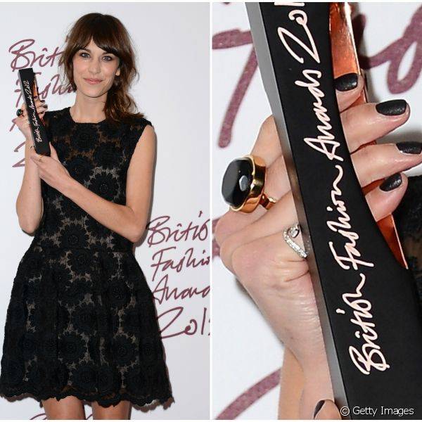 Alexa Chung adora uma novidade e foi receber seu prêmio de celebridade mais estilosa de 2012 com o efeito couro nas unhas